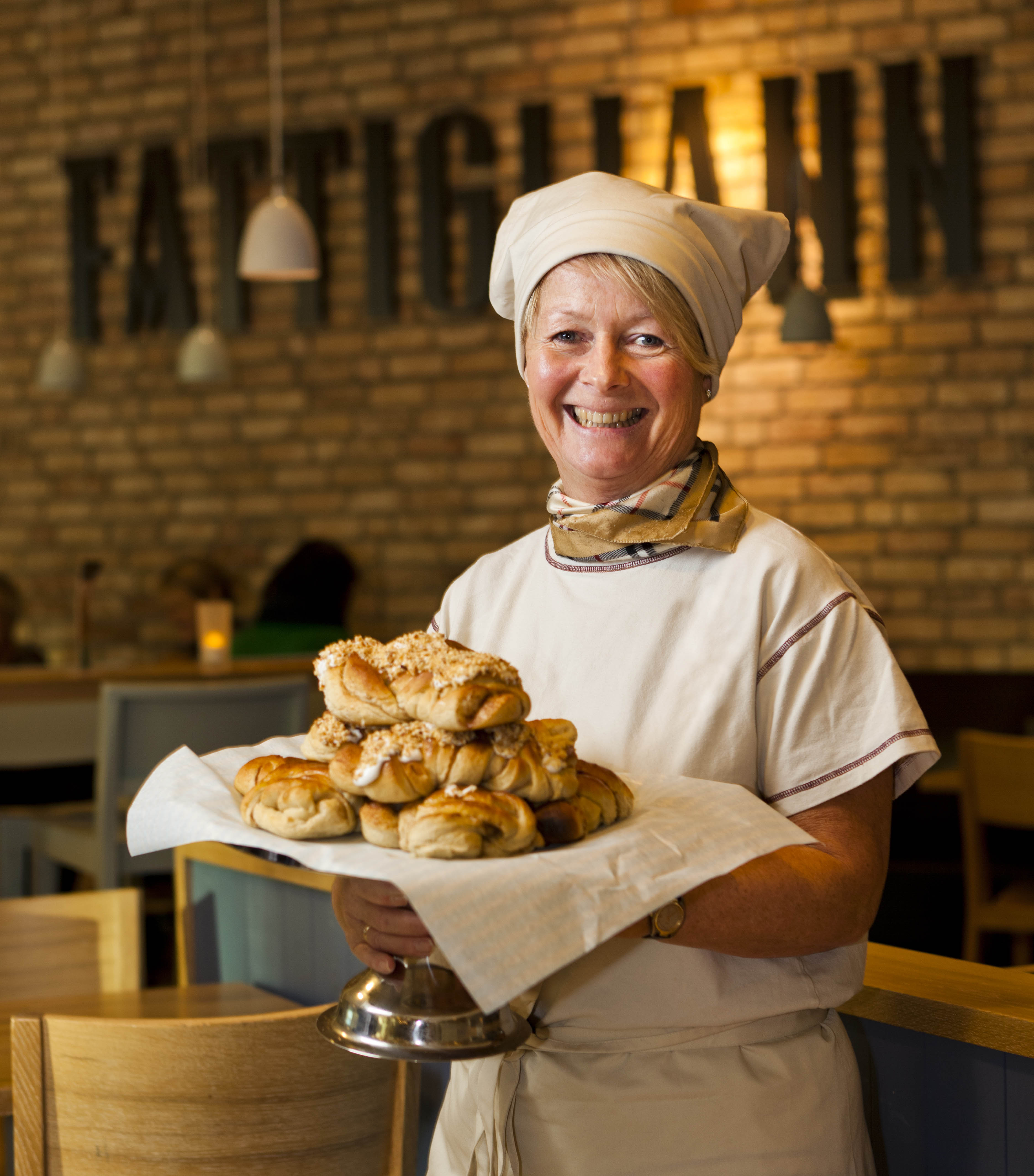 Turi Appell, daglig leder ved Fattigmann på Sandvika Storsenter, vil gjerne at du setter av noen minutter til en kopp kaffe og litt kake.