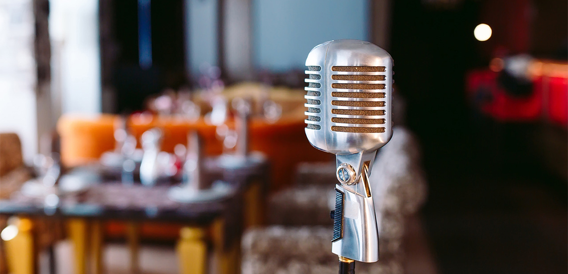 En retro mikrofon står i en restaurant.