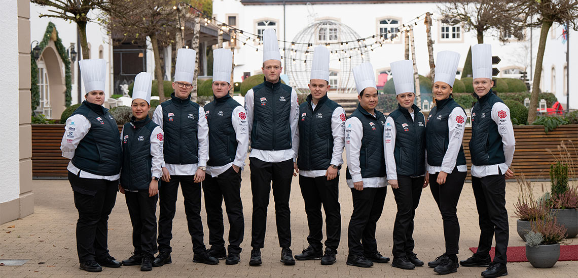 Gull: Norge fikk i dag sitt tredje gull i Culinary World Cup 2022 i Senior «Hot Kitchen - Restaurant of Nations». Det norske laget består av fra venstre: Eline Sofie Sunde, Toum S.D Ulseth, Jostein Torgersen, Kåre A. Hjartholm, Sindre Iversen, Aron Espeland, Panupong Phengpheng, Åshild Lerbakk, Katrine Åsnes Gjesdal og Trym Karlsen. Kaptein Sebastian Myhre var på kapteinsamling da bildet ble tatt.