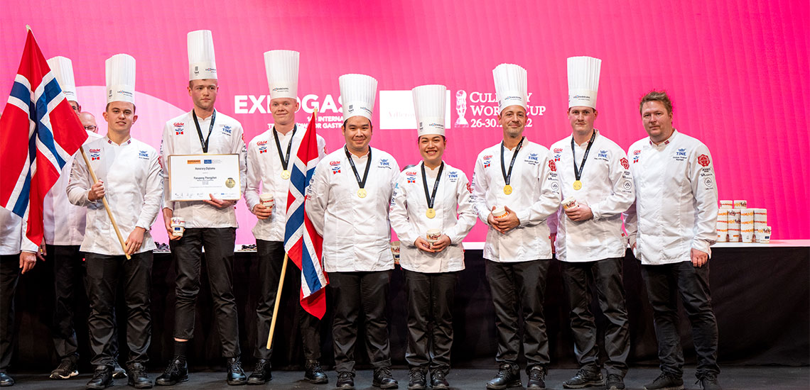 Gull: Det ble i dag klart at Norge fikk kategorigull for innsatsen i Senior Chefs Table. Det norske laget består av fra venstre: Aron Espeland, Sindre Iversen, Trym Karlsen, Panupong Phengpheng, Toum S.D Ulseth, kaptein Sebastian Myhre, Kåre A. Hjartholm og manager Gunnar Hvarnes. Foto: Per Magne Dalen. 